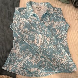 San Soliel SPF 50 Gold/Tennis Women's Blue and White Leaf Print Top size M